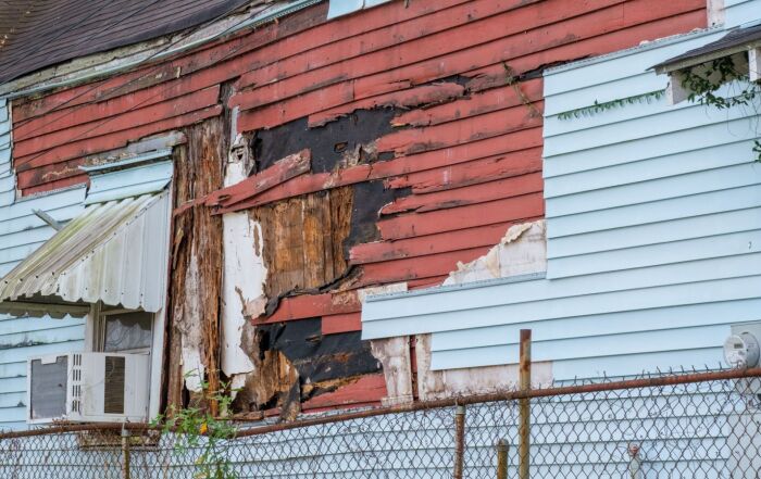 An old home in need of siding repair in Richmond, VA.
