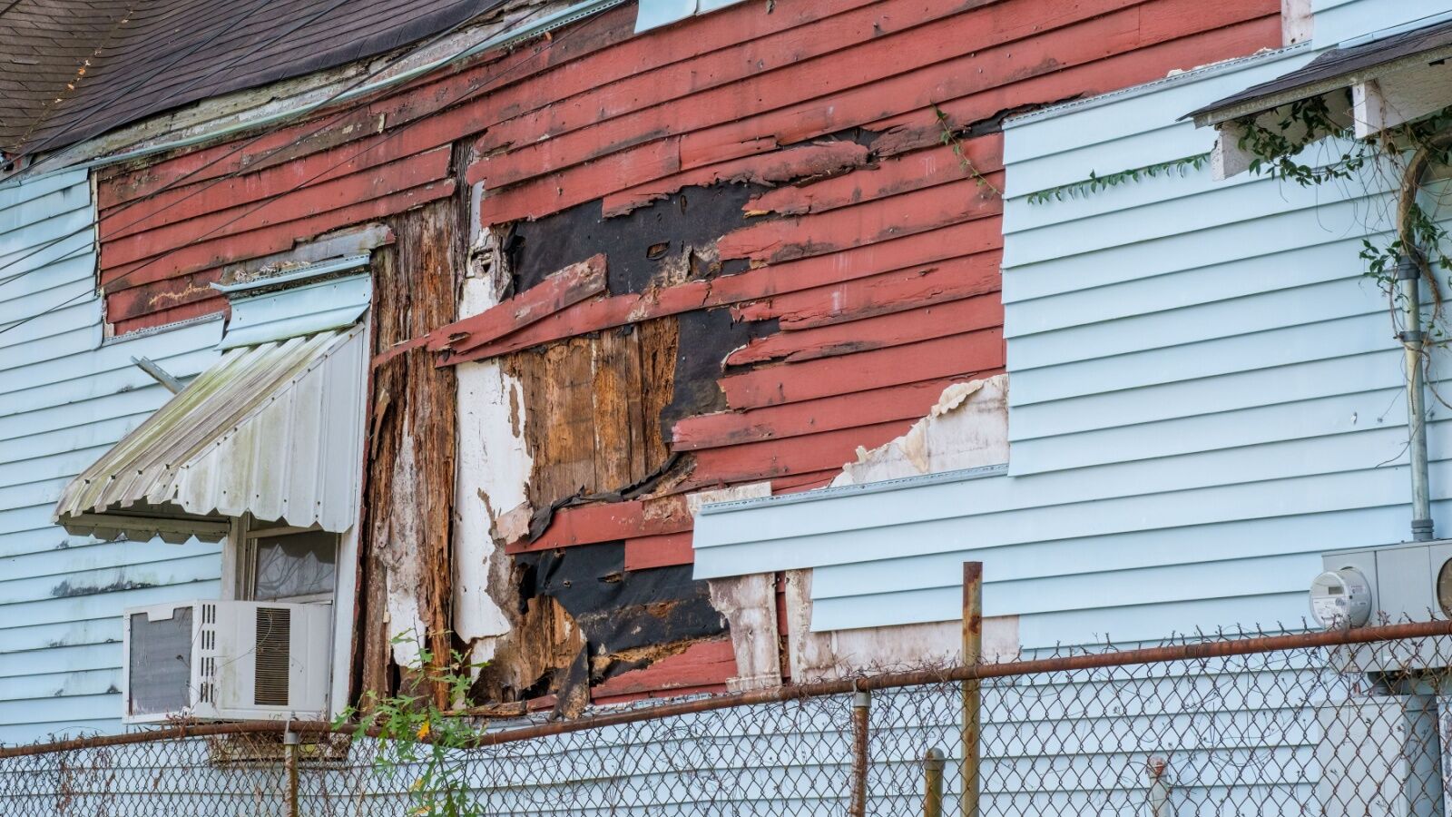 An old home in need of siding repair in Richmond, VA.