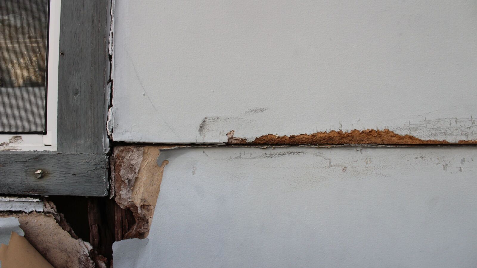 Rotting exterior window trim and lap siding in Richmond, VA.