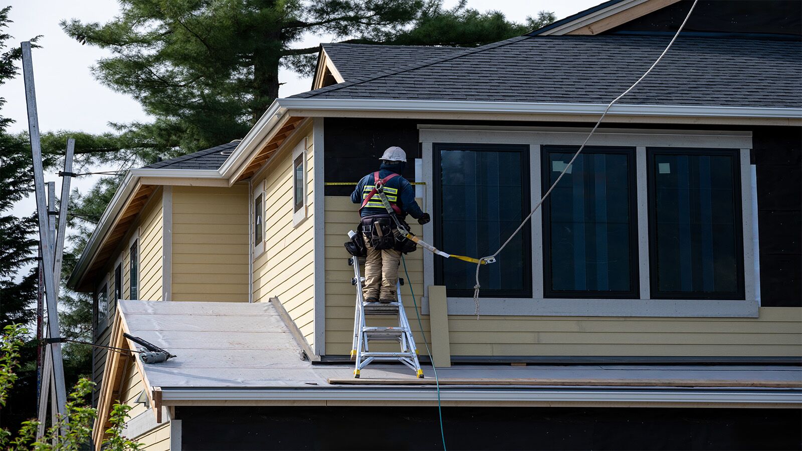 Reliable siding contractor from Blue Ridge Exterior installing siding for a home in Richmond, VA.