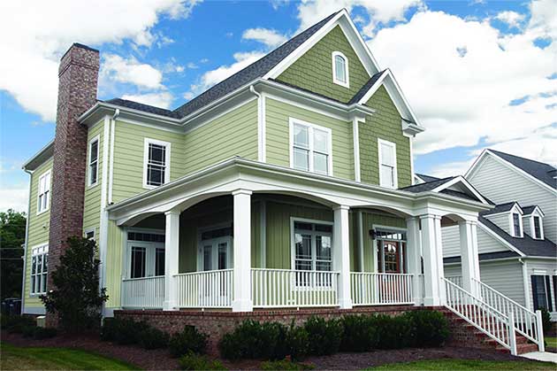Richmond home with a wraparound porch and James Hardie® lap siding in Central Virginia. 